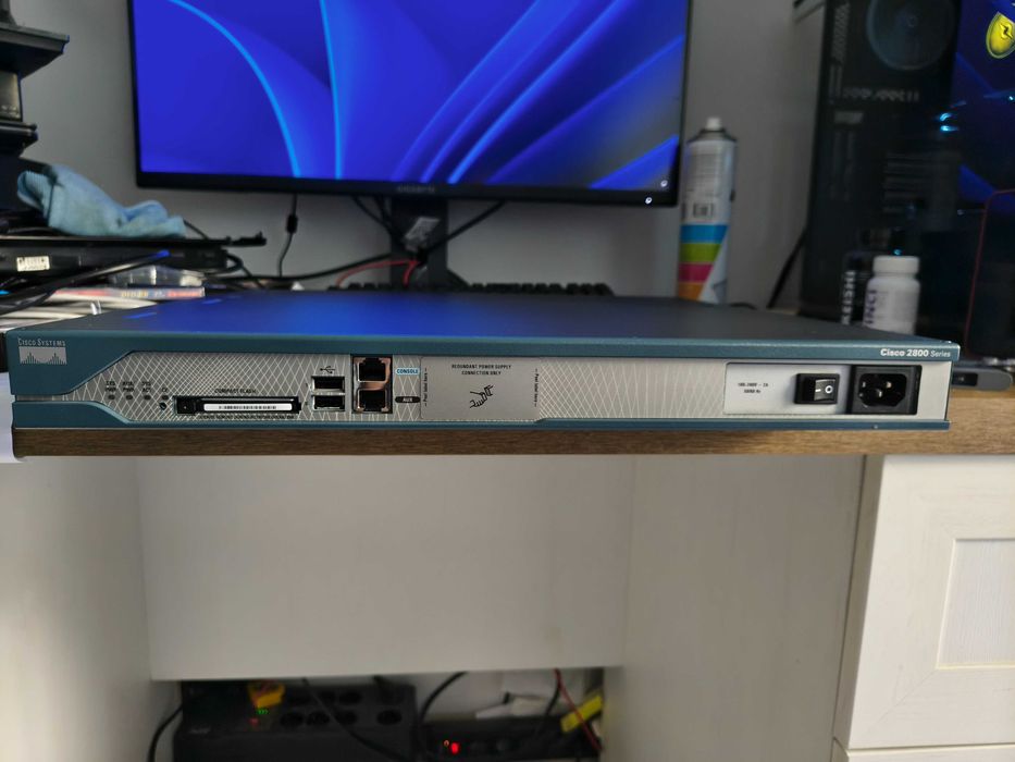 Router Cisco 2811 + card Cisco 128 MB + suport montare în rack. Impecabil!