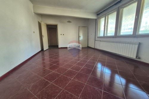 Самостоятелна къща в град Аксаково