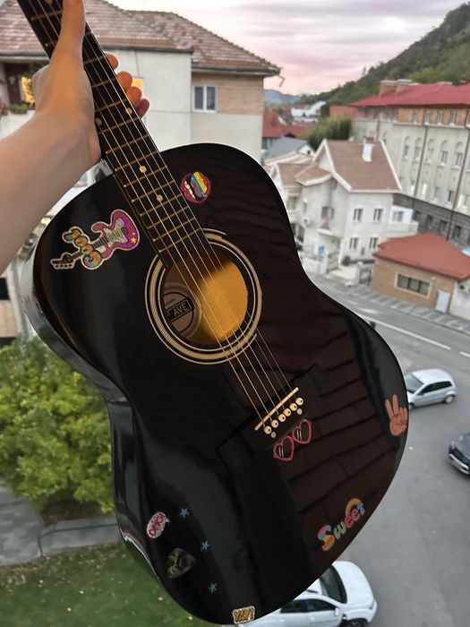 chitară acustică în stare bună