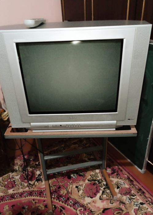 LG televizor! Xolati a'lo,podstavkasi bilan
