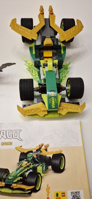 LEGO Ninjago - Masina de curse pull-back a lui Lloyd (71828)