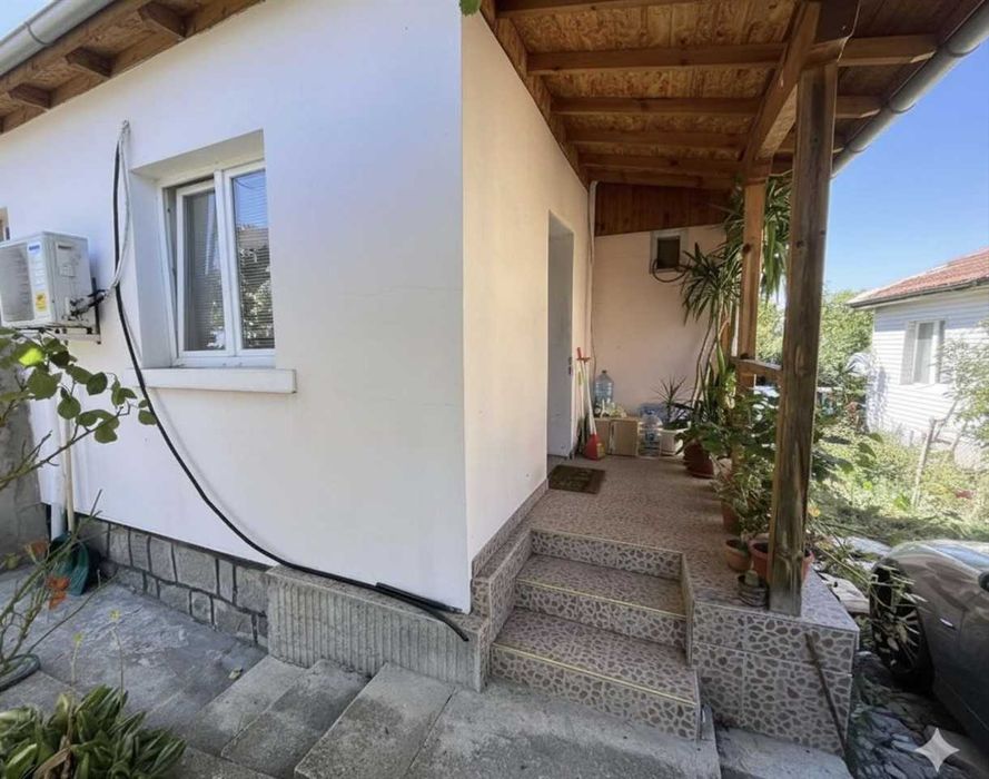 Къща с двор на топ локация в град Перник!