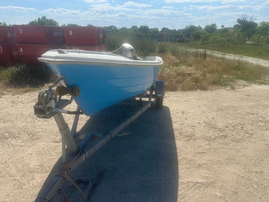 продавам лодка с колесар
