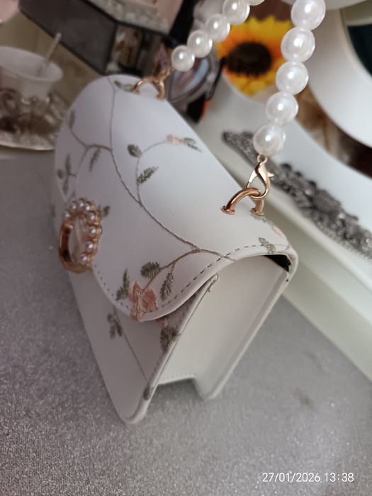 Poșetă albă micuță