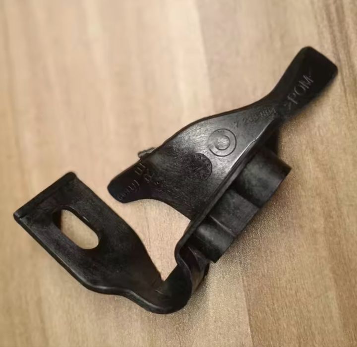 Нови Щипки / Държачи / Уши / Крепежи за фарове за BMW F01 F10 F11 F18