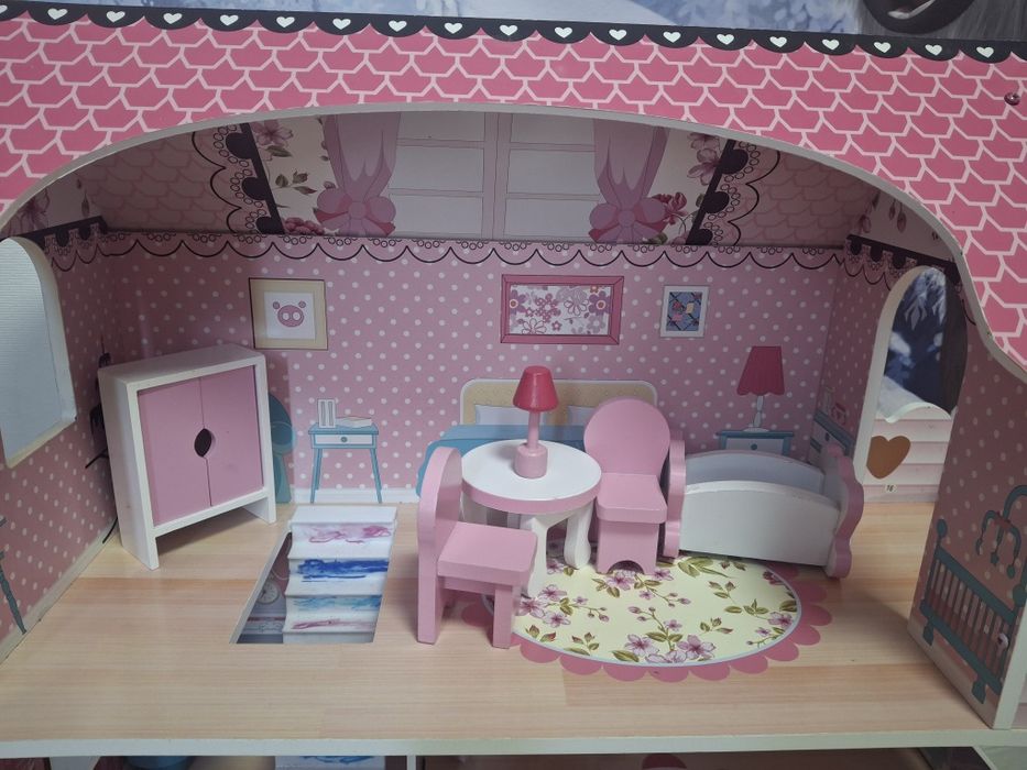 Дървена къща за кукли с мебели