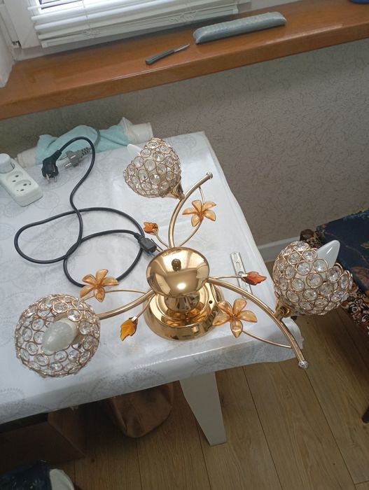 Продам трехрожковую люстру