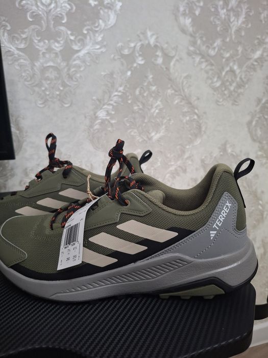 Продам красовки адидас