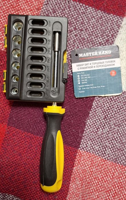 Набор бит и торцевых головок с рукояткой.