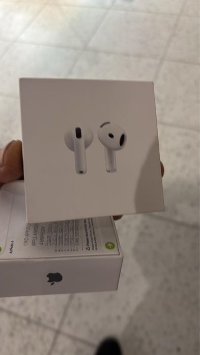 Căști AirPods 4.