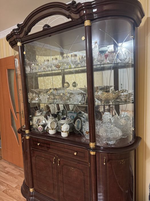 Продам Сервант Гостинный