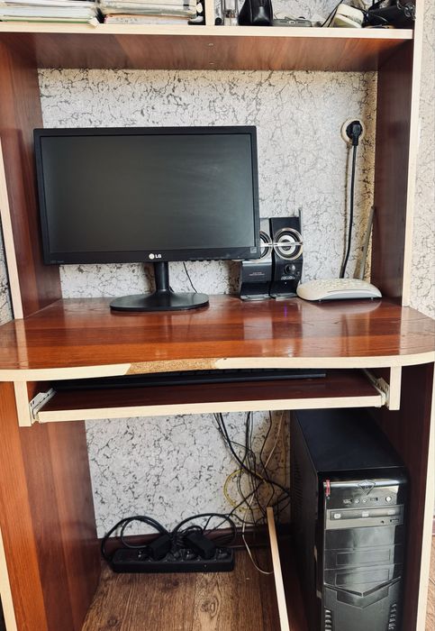 Компьютер + стол + принтеры (всё рабочее)