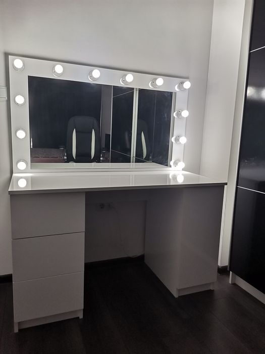 Огледало с осветление тип Hollywood – стил, светлина и лукс