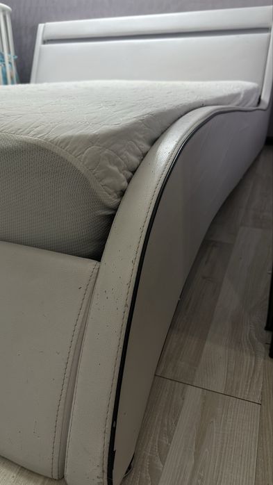 Продам кровать с матрасом (торг!)