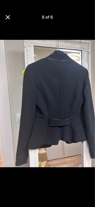 Elisabetta Franchi елегантно ново сако с брандирани елементи