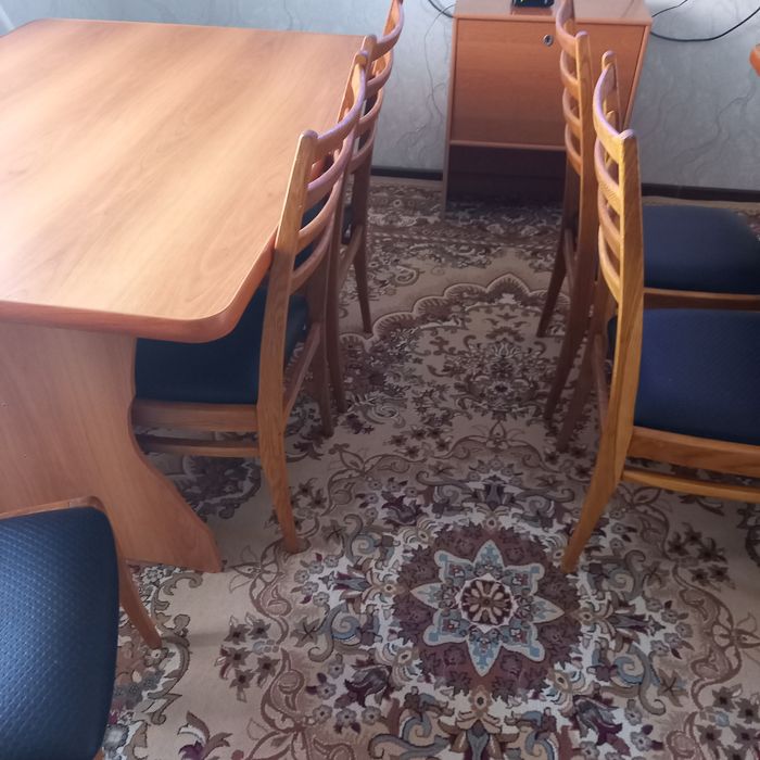 Два стола  и стулья, обтянутые кожей