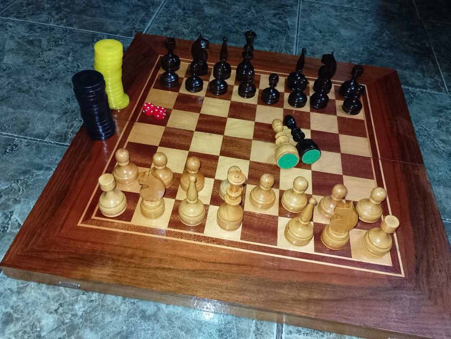 Шах-табла48/48 с дървени фигури и  пулове