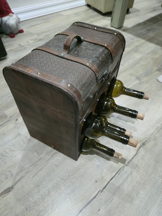 АНТИКА,КУТИЯ,САНДЪК С МЯСТО ЗА ВИНО.                                 .