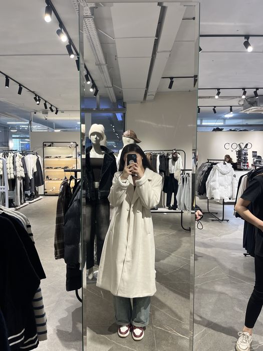 Белое пальто с мехом