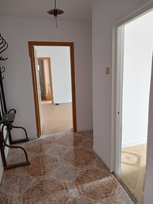 Inchiriez apartament cu 3  camere  semidecomandat in centru