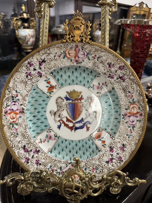 Farfurie decorativa de perete din portelan pictat manual si rama bronz