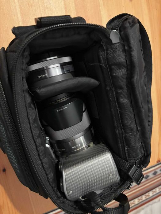 Kit Sony NEX-5 + obiectiv Sony SEL 1855 OSS + obiectiv Sony SEL 16F28 + accesorii cadou