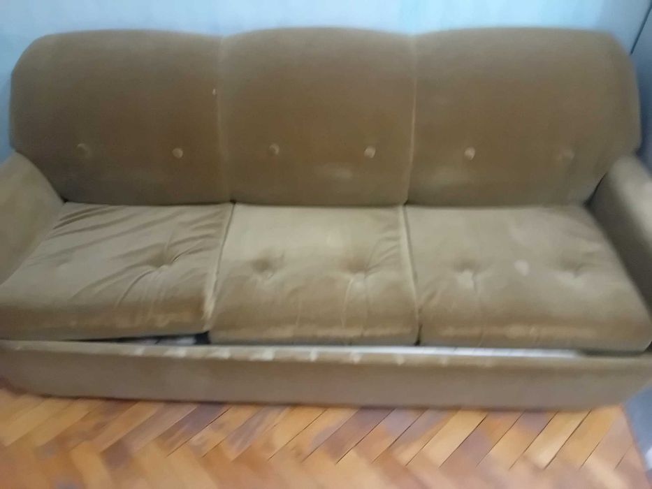 Подарявам стар модел диван