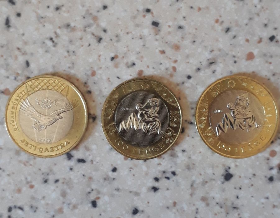 Монеты и денежные  купюры.