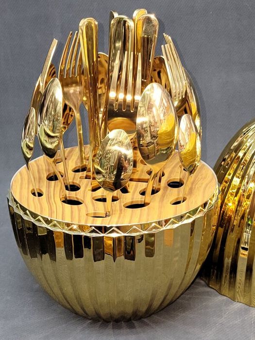 Набор столовых приборов в яйце