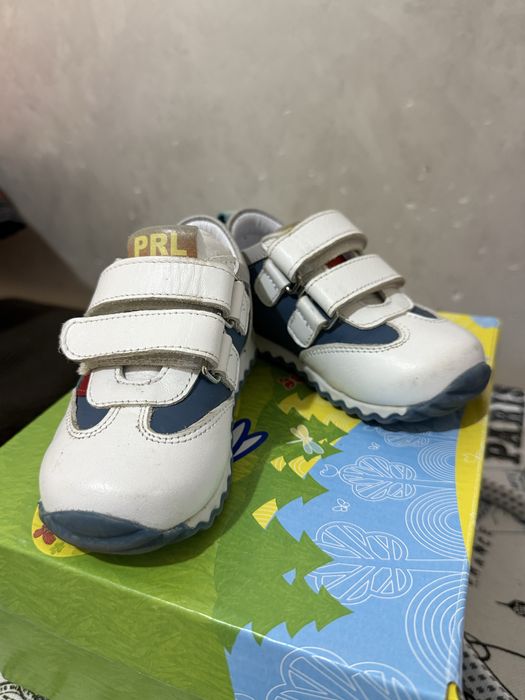 Продам детские кроссовки