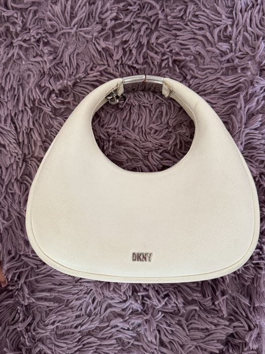Бяла чанта на DKNY