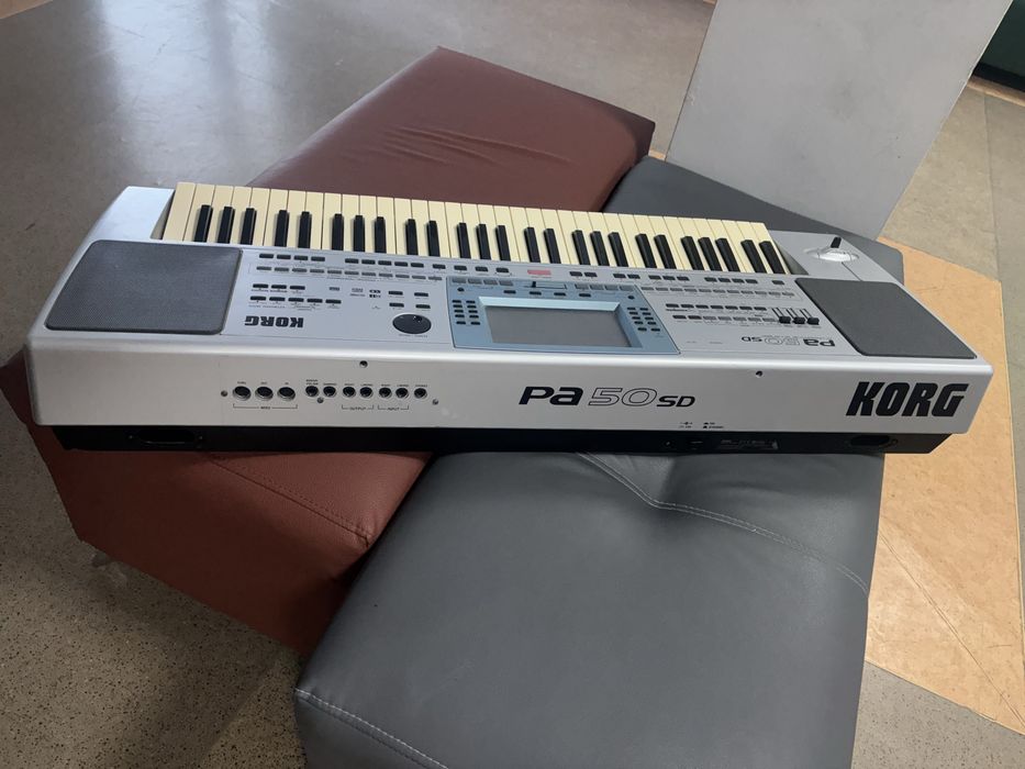 Синтезатор KORG.