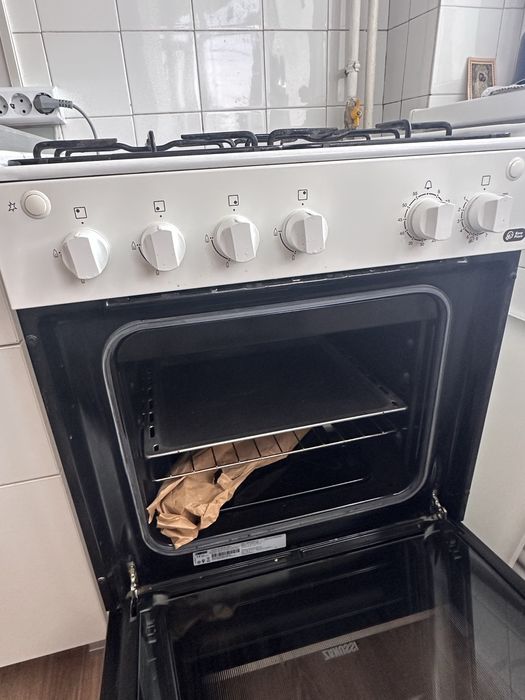 Aragaz Zanussi pe gaz – grill + rotisor