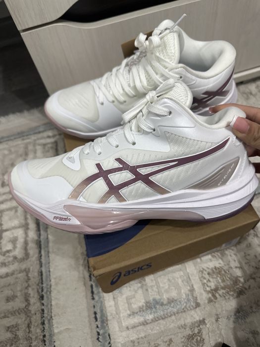 Кроссовки ASICS новые сакура