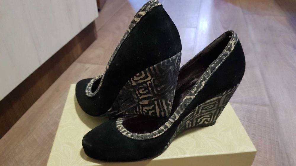 Официални обувки в черно и елегантна платформа