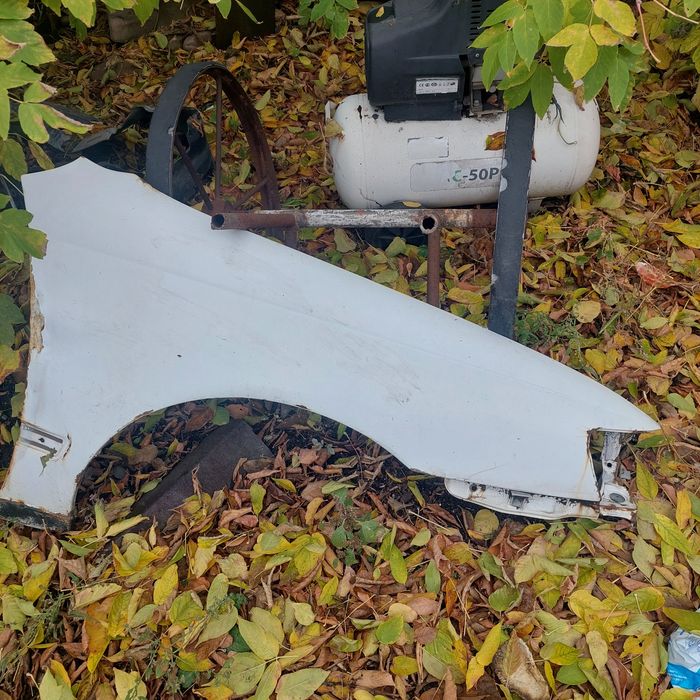 Крыло правое , таёта карона st190