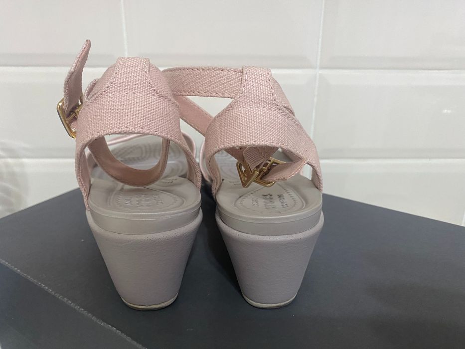 Босоножки Crocs leigh ann, w6