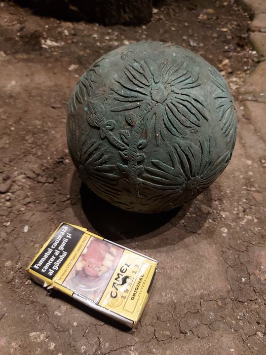 Bilă papală din bronz