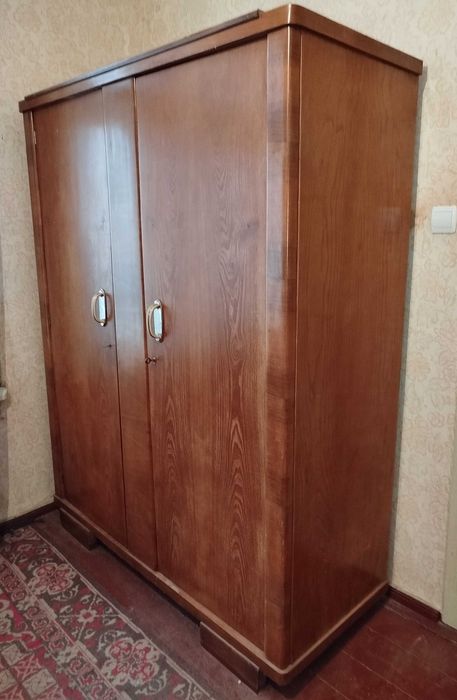 стар, запазен, двукрилен гардероб 147 / 190 / 60см.