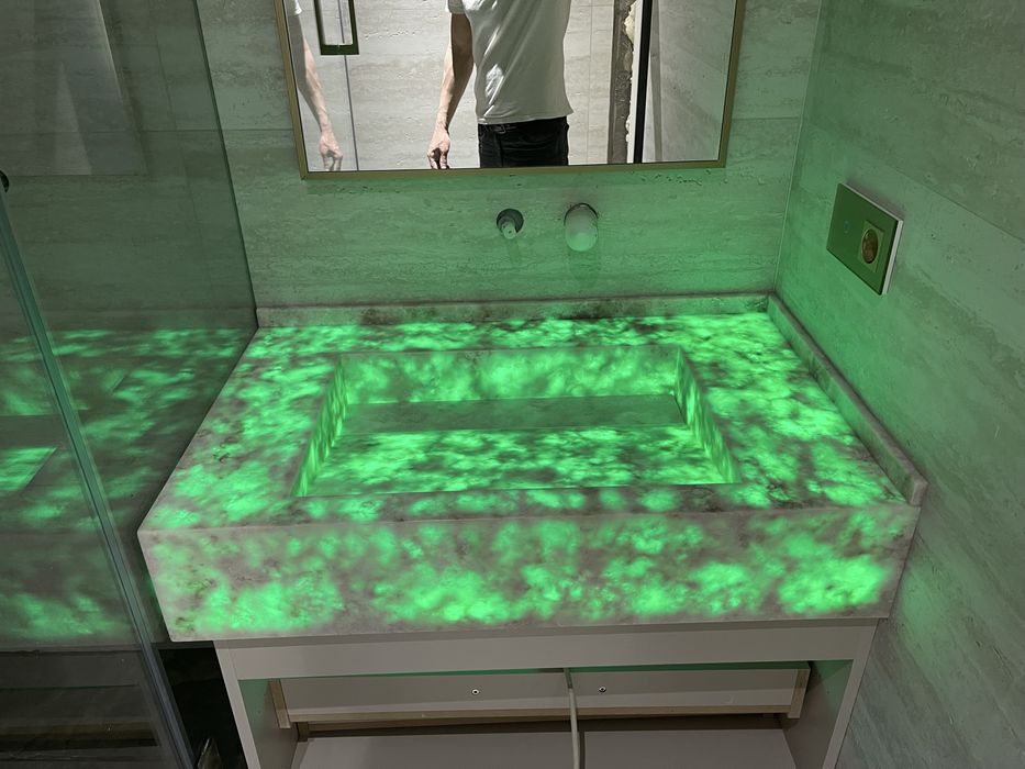 Столешница из искусственного камня кварц и акрил.