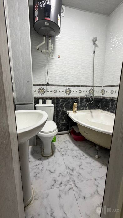 6-mik tomonda 3 xona qilingan uy sotiladi