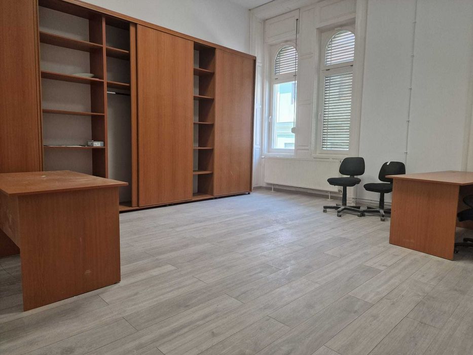 Inchiriez spatiu birouri  Piata Unirii recent renovat - PRIMA INCHIRIERE 13 EUR/mp