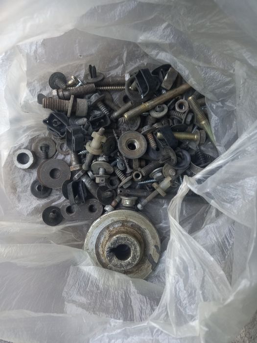 Продам болты и расш.крышку