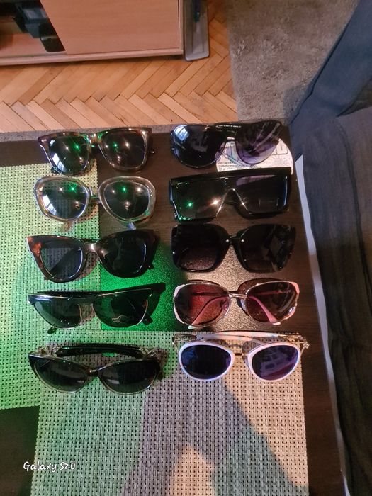Продавам слънчеви очила.