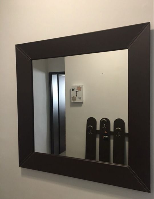 Огледало с кожена рамка