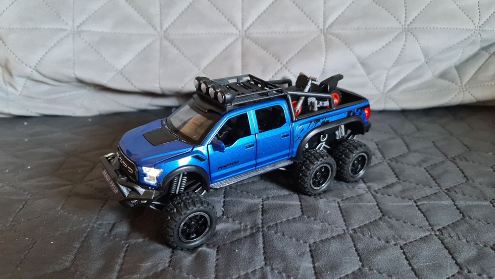 Умален колекционерски модел на Ford F150 Raptor 1:24 изцяло метална