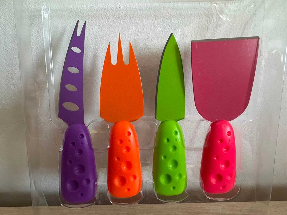 Set brânzeturi – 4 cuțite + feliator inox cu fire de rezervă, nou