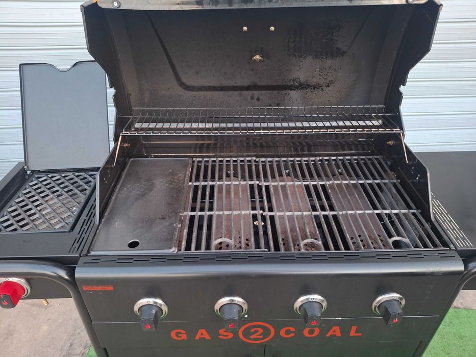 Комбинирана барбекю на газ и дървени въглища