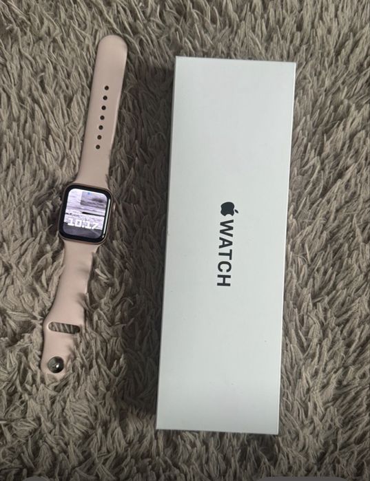 Продам Apple Watch SE
