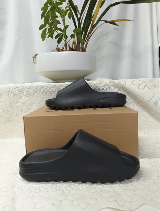 Yeezy slides negri